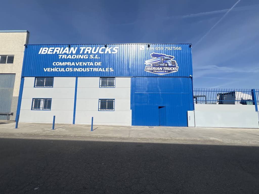 Fachada azul y blanca de IBERIAN TRUCKS TRADING S.L. en Calle Automóvil, Yuncler