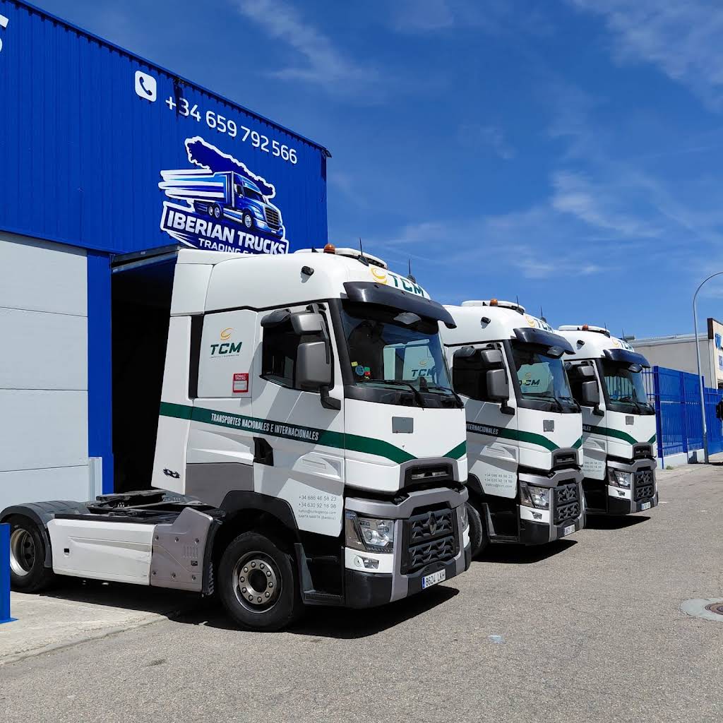 Tres tractoras Renault frente a la entrada de IBERIAN TRUCKS en Yuncler